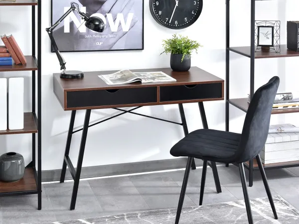 Eleganckie biurko industrialne loft : połączenie czarnego stelażu i orzechowego blatu